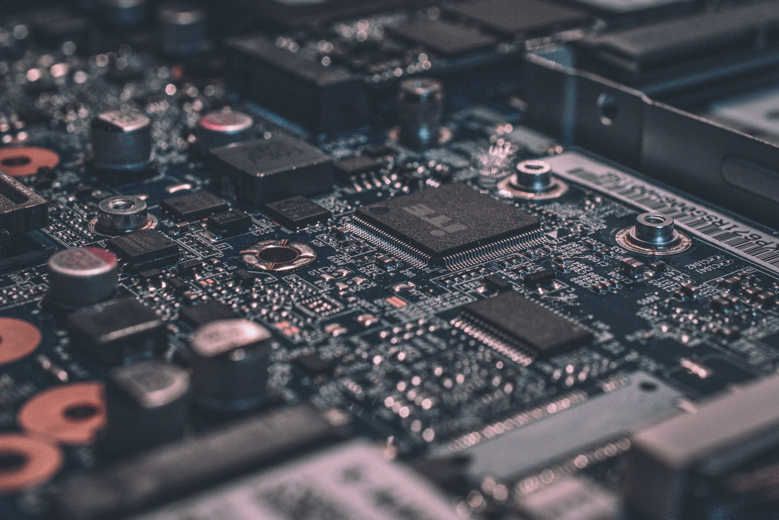 Placa de circuito eletrônico em tons frios e detalhes luminosos