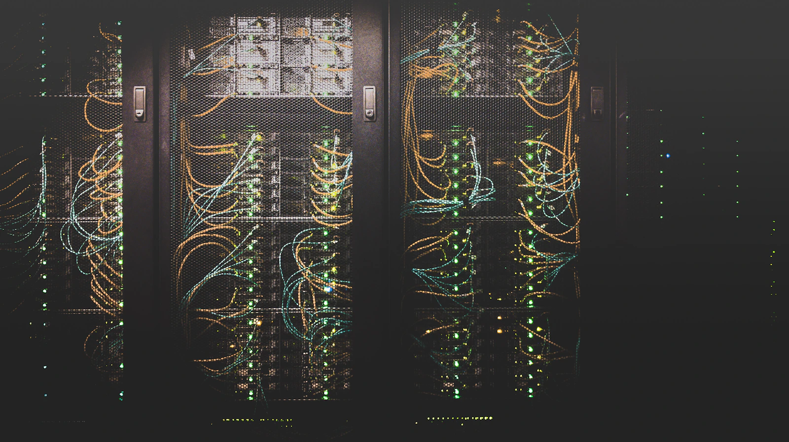 Corredor de servidores em um data center com luzes azuis